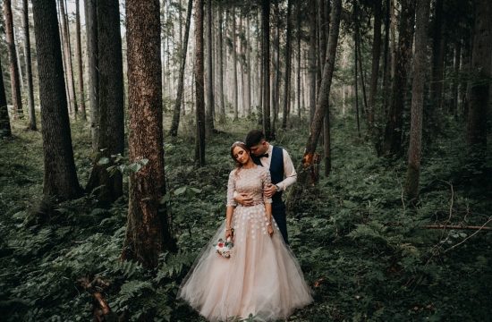 Vestuvinė fotosesija jaunieji miškas kostiumas suknelė Kaunas fotografas