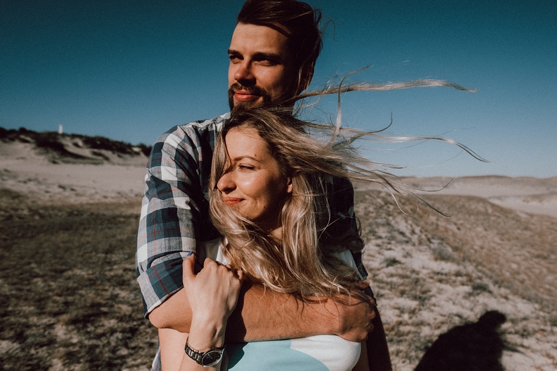 Priešvestuvinė Love story fotosesija Nidoje Parnidžio kopos vėjas plaukuose