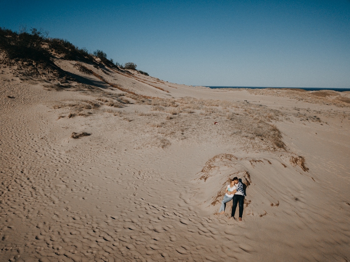 Priešvestuvinė Love story fotosesija Nidoje Parnidžio kopos iš aukštai dronas