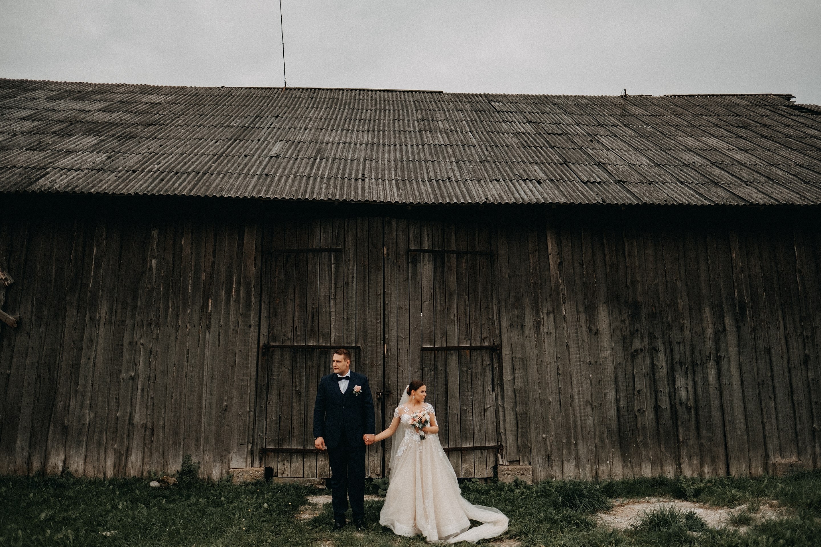 Vestuvės Vilnius fotografas gamta klėtis nuotaka puokštė suknelė kostiumas