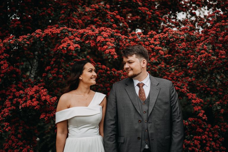 žiedai žydėjimas sodas vestuvės fotografas fotografija Fujifilm jaunieji raudona kostiumas suknele auskarai palaidi plaukai