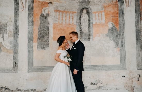 vienuolynas fotografas vestuvės jaunieji nuotaka classic klasika smokingas celebrity vilnius fotosesija skliautai barokas