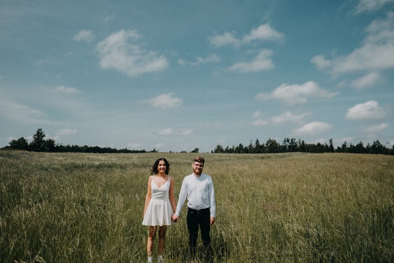 vestuvės jaunieji pieva rustic trumpa suknelė vintage kostiumas Vilnius fotografas fotosesija gražiausia geriausias dangus debesys balti