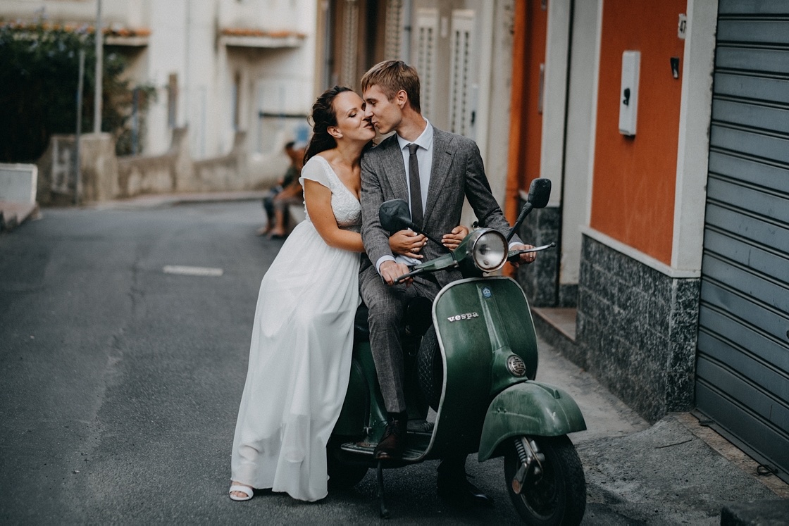 Sicilija Sicily vestuvių fotografas vespa motoroleris jaunieji vestuvės suknelė kostiumas