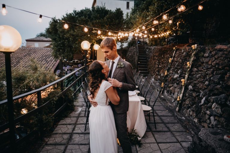rustic boho stiliaus vestuvės fotosesija senas pastatas fotografas nuotaka suknelė Silcilija Italija kalnai Itala