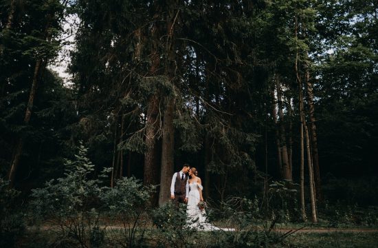 vestuvės jaunieji boho rustic fashion vintage kostiumas liemenė suknelė miškas eglės juosta fotografas fotosesija gražiausia geriausias