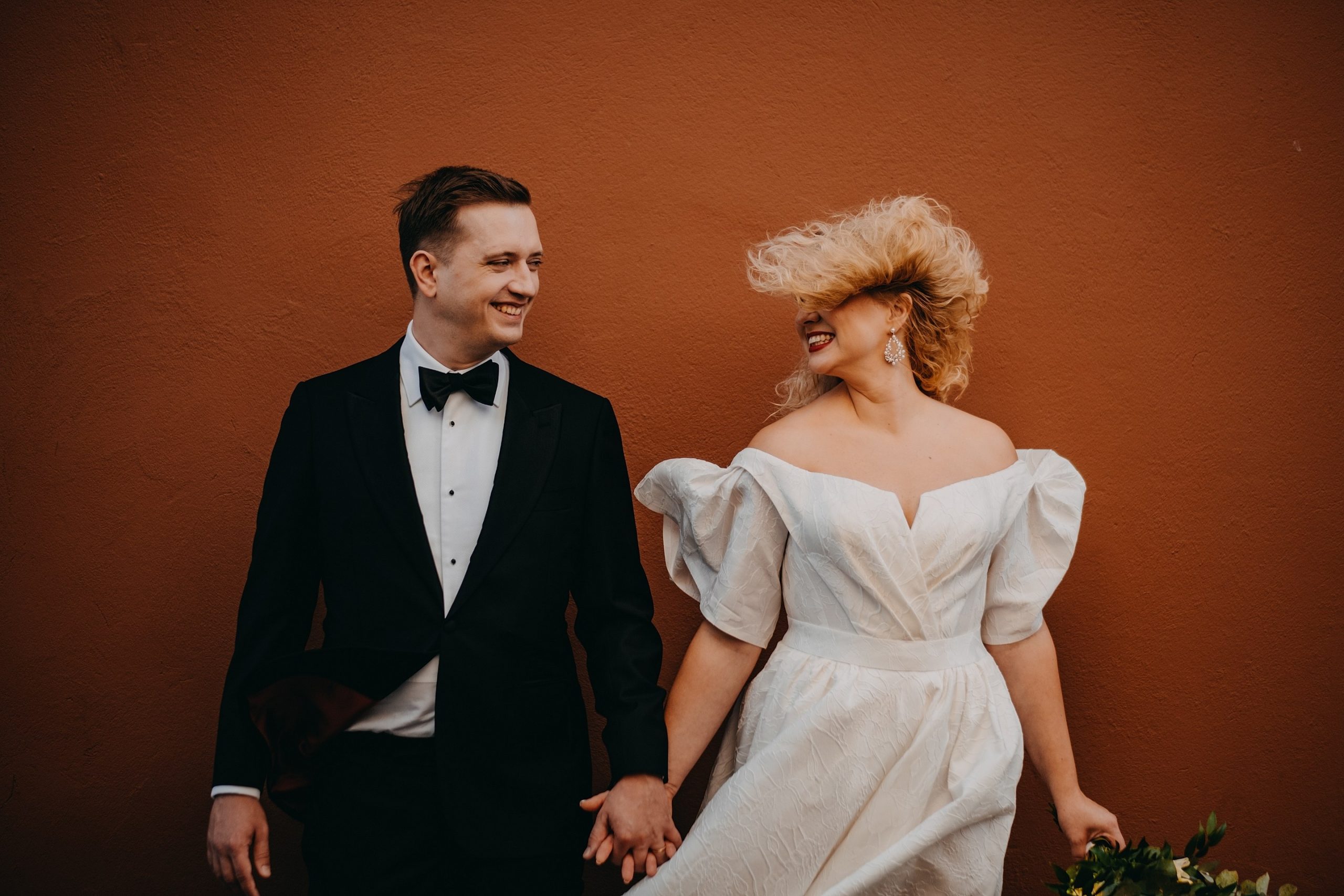 fotografas Martynas Musteikis smokingas juodas siena varlytė vėjas plaukai šukuosena jaunieji vestuvės fotosesija linksma fun įdėjos rustic boho stilius
