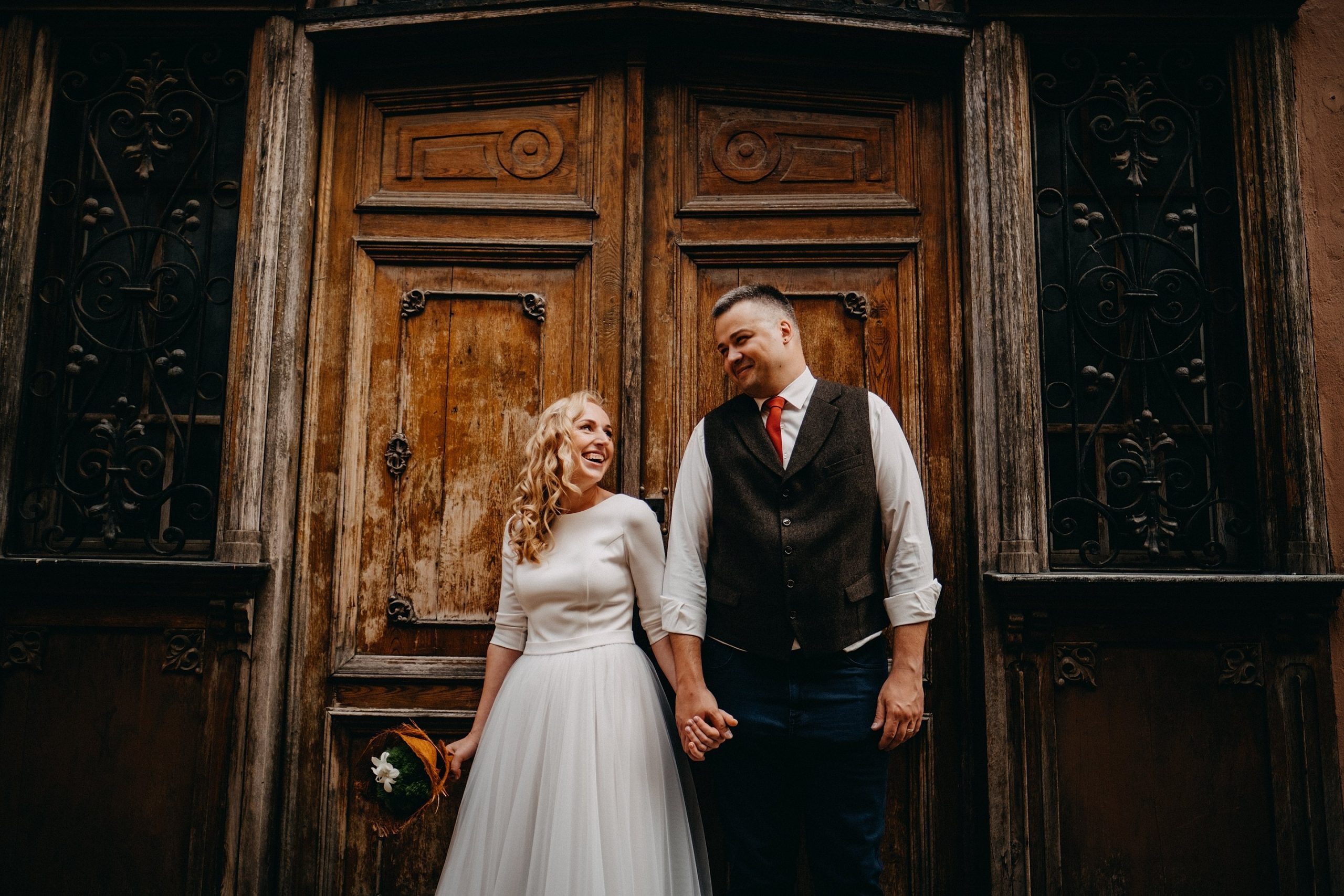 senos durys fotosesija jaunieji liemenė fotografas Vilnius vestuvės nuotaka suknelė šukuosena makiažas make up Martynas Musteikis