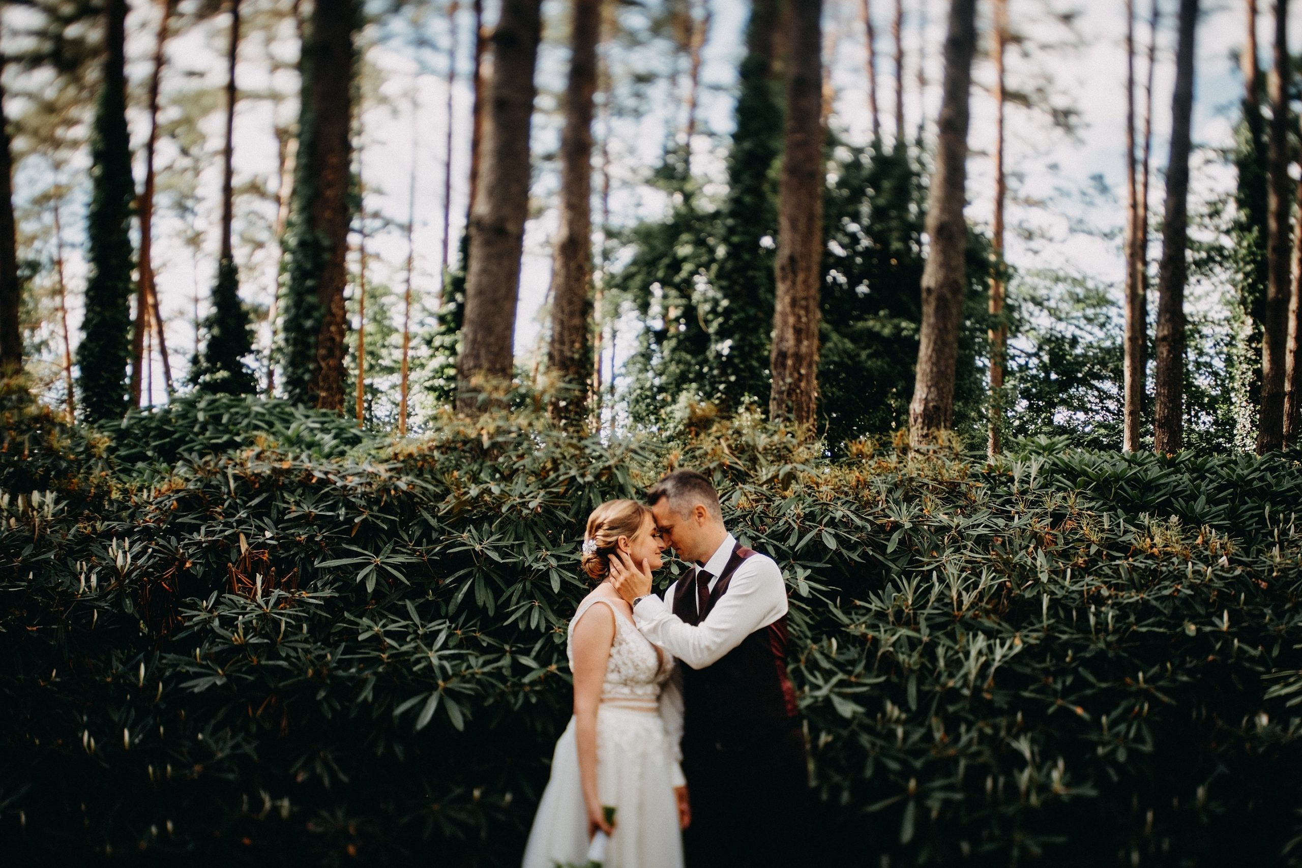 sodas fotosesija žydėjimas žiedai vestuvės jaunieji nuotaka suknelė fotografas geriausi