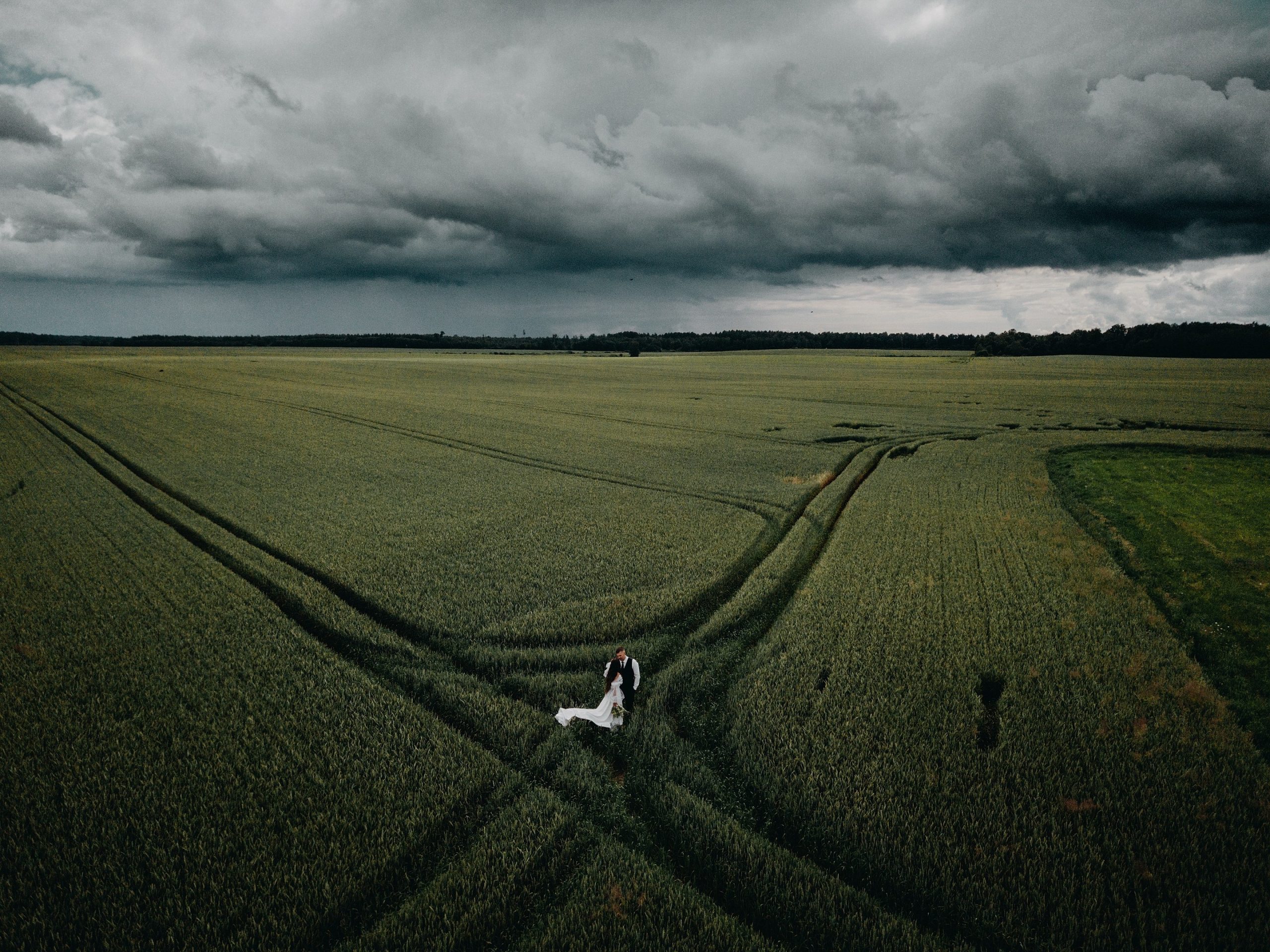 vestuvės dronas fotosesija laukai rugiai debesys fotografas pora meilė
