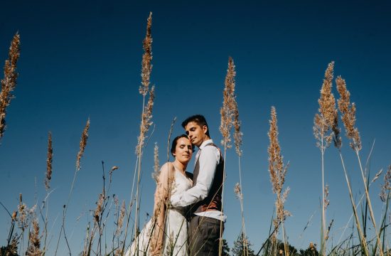 fotosesija pieva laukas gamta nature meadow photoshoot wedding vestuvės pora couple įdėjos inspiration sky dangus fotografas Martynas Musteikis