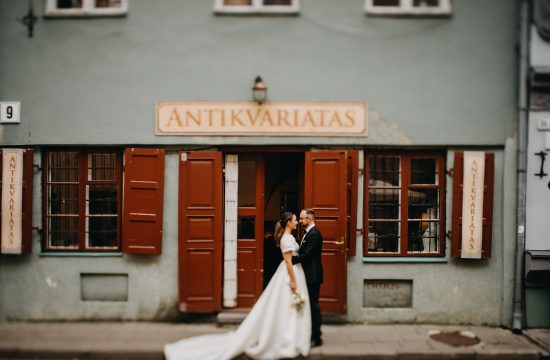 vestuvės vilnius fotosesija senamiestis siena pastatas langinės fotografas suknelė kostiumas klasika