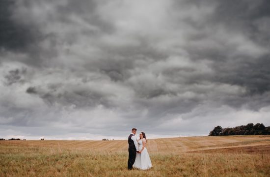 vestuvės wedding fotosesija photoshoot dangus sky debesys clouds laukas firld gamta fotografas suknelė liemenė kostiumas vestuvių stilius idėjos mada
