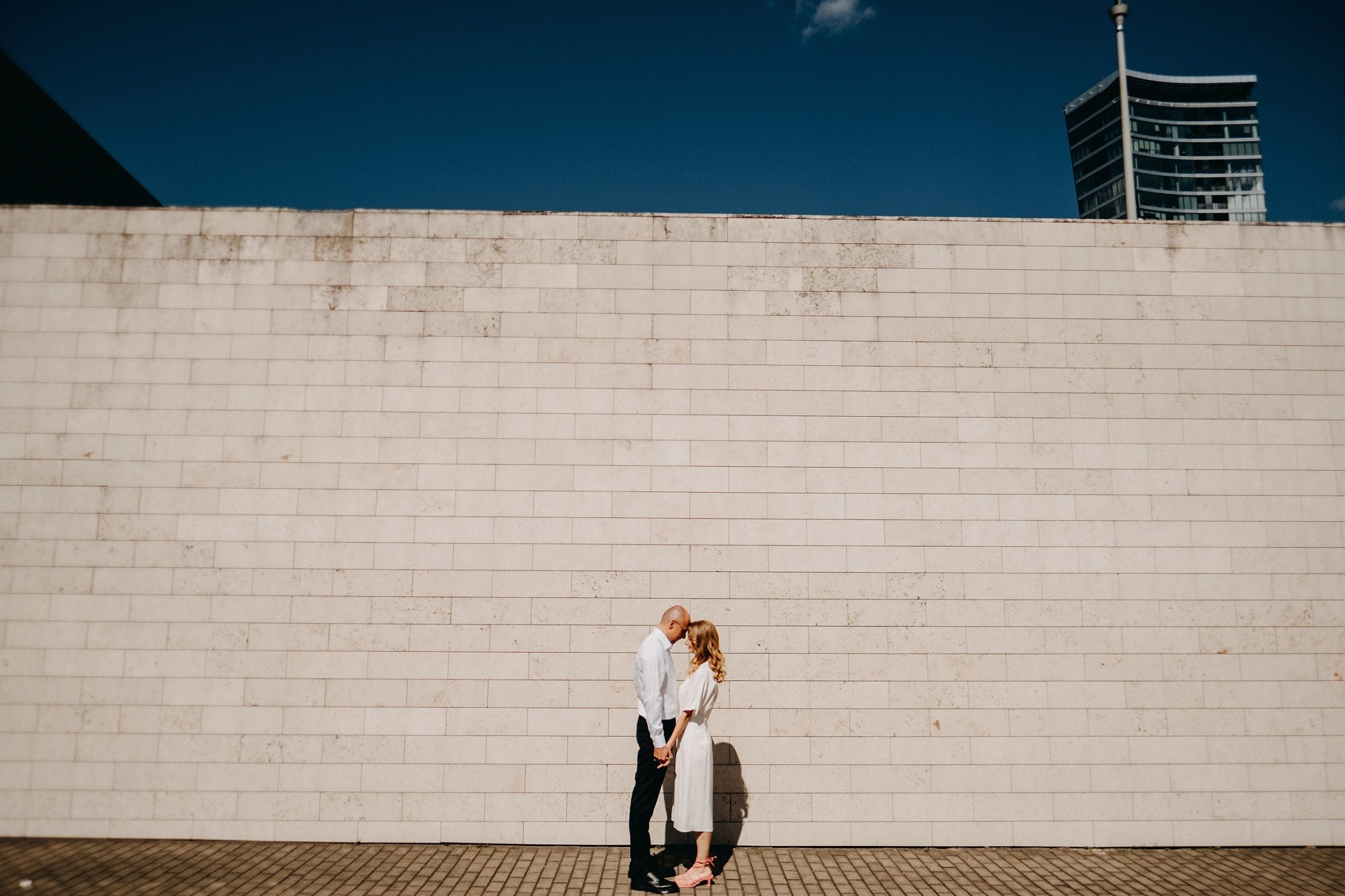 vestuvės fotosesija fotografas martynas musteikis vilnius siena saulė nacionalinė dailės galerija pora jaunieji nuotaka suknelė