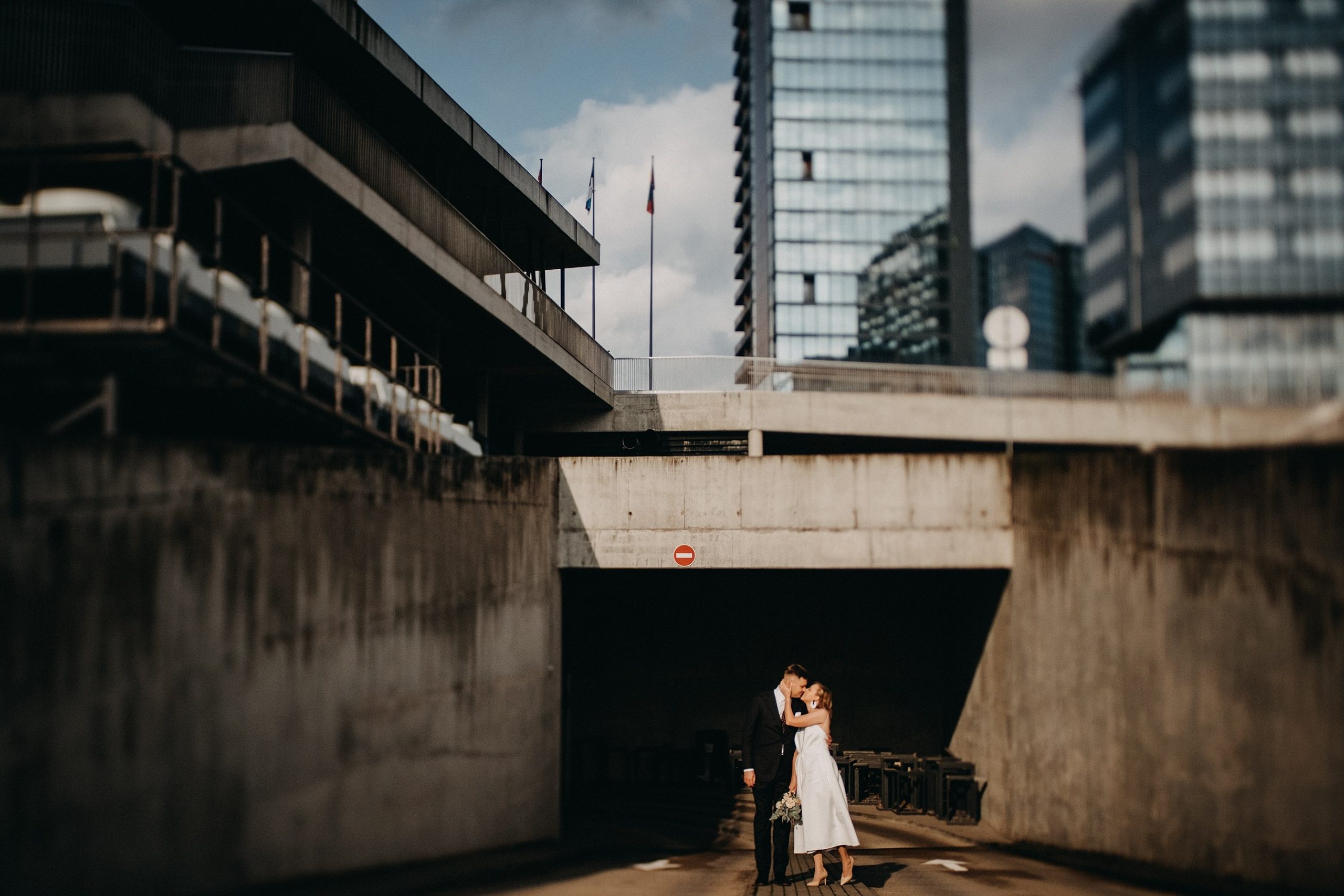 Vestuvės fotografas miestas vilniues pastatai dangoraižiai pora suknelė kostiumas menas art